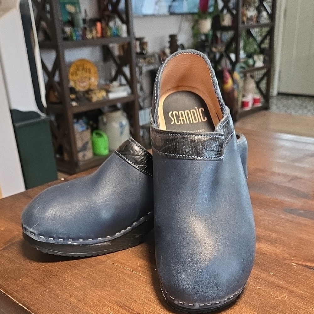 Scandic Navy Leather Closed Back Clogs Womens Size 39 Comfort For Days